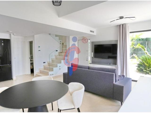Villa moderna en Guardamar del Segura con piscina privada, jardín y solárium