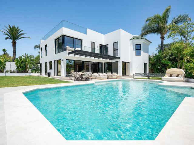 Villa Moderna Espaciosa con Seis Dormitorios y Área de Biene. 550m² Estepona