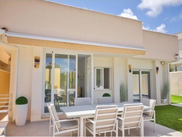 Villa moderna independiente con piscina climatizada y suite de invitados en la azotea – Lomas de Don