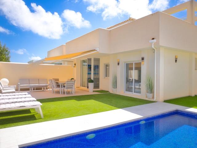 Villa moderna independiente con piscina climatizada y suite de invitados en la azotea – Lomas de Don Juan, Orihuela Costa