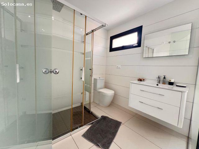 Villa Moderna Independiente con Piscina Privada y Solárium en Lomas de Cabo Roig