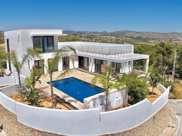 Villa moderna terminada situada en una parcela esquinera de. 650m² Moraira
