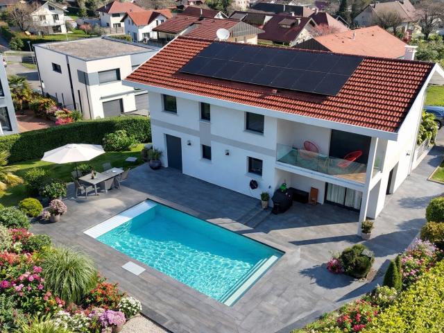 VILLA MODERNE AVEC PISCINE A REIGNIER ESERY