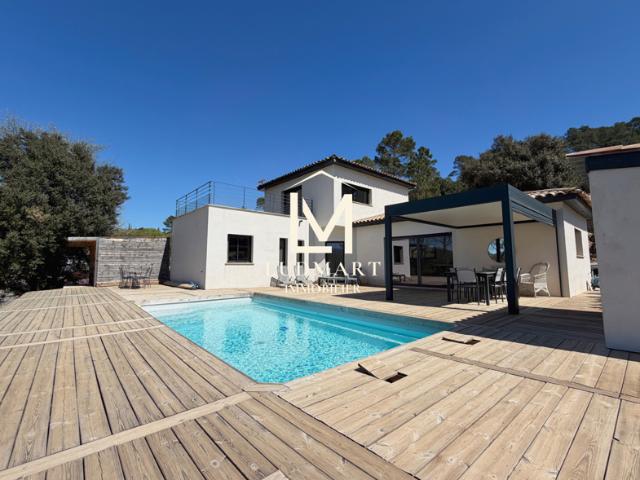 Villa moderne avec piscine dans un environnement préservé