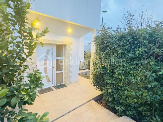 Villa moderne avec piscine et beaux volumes – Villemoustau