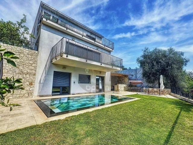VILLA MODERNE AVEC PISCINE ET JARDIN