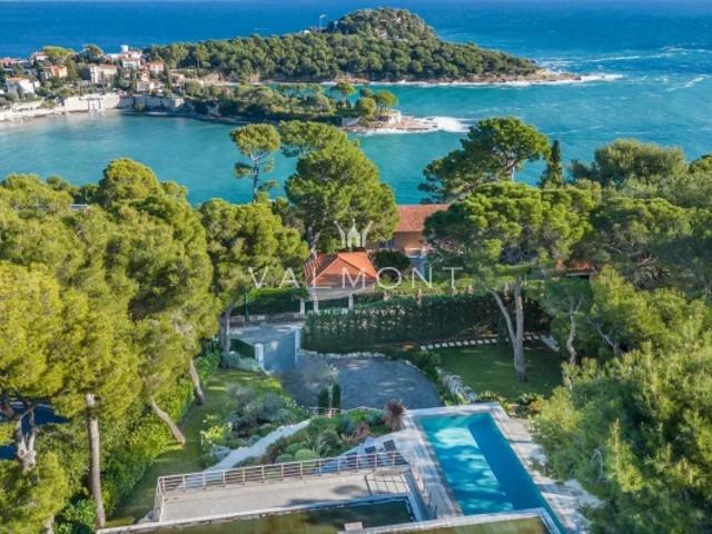 VILLA MODERNE AVEC VUE IMPRENABLE SUR LA MER