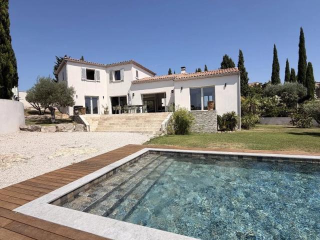 VILLA MODERNE AVEC VUE SUR LE BASSIN DE THAU