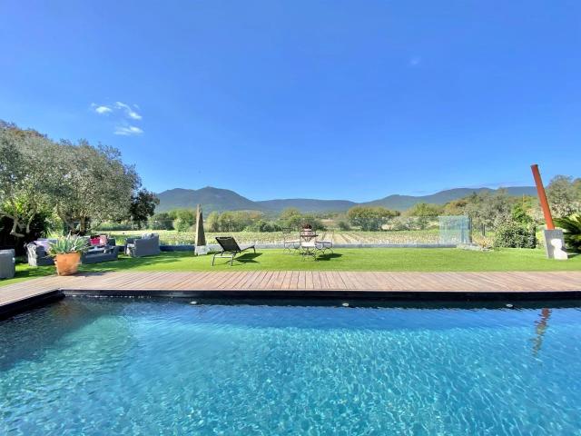 Villa moderne avec vue sur les vignes et les collines à vend. 154m² Le Plan de la Tour