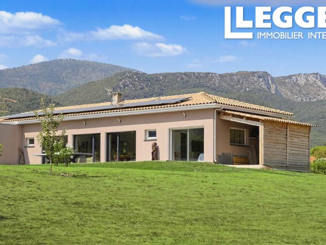 Villa moderne de plain pied en parfait état, avec garage, grand jardin et vues panoramiques exceptionnelles