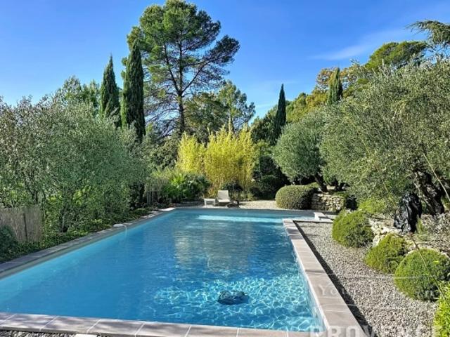 Villa moderne et élégante de plain pied avec magnifique jardin, piscine et garage dans un quartier prisé de Lorgues