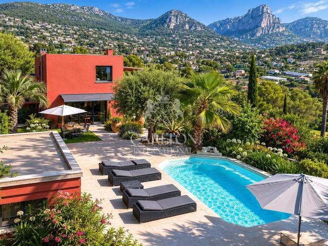 Villa moderne et lumineuse avec vue panoramique collines 277m² Vence