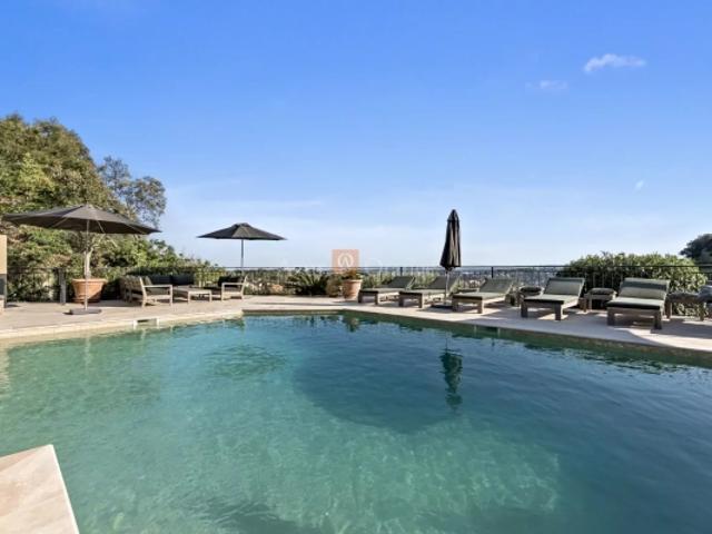 VILLA MODERNE ET LUXUEUSE AVEC VUE PANORAMIQUE SUR LA MER DE SAINT TROPEZ