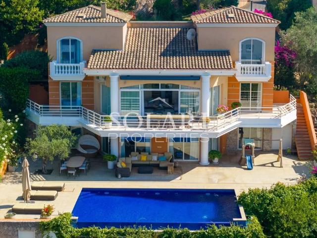 Villa moderne haut de gamme à Théoule sur Mer – Location saisonnière avec piscine 10 personnes