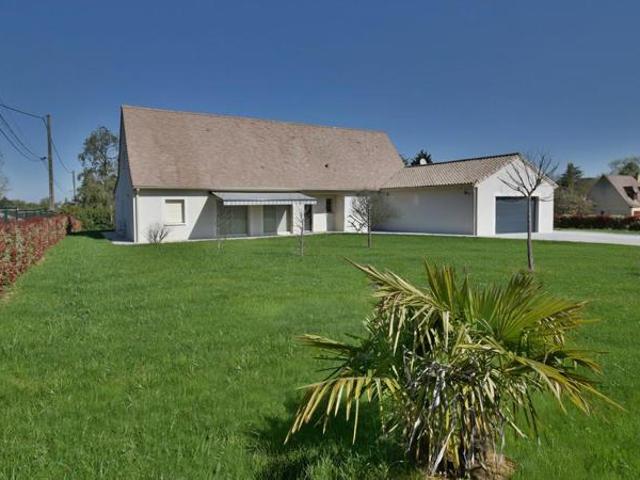 Villa moderne parfaitement achevée avec garage et jardin à distance de marche d'une bastide