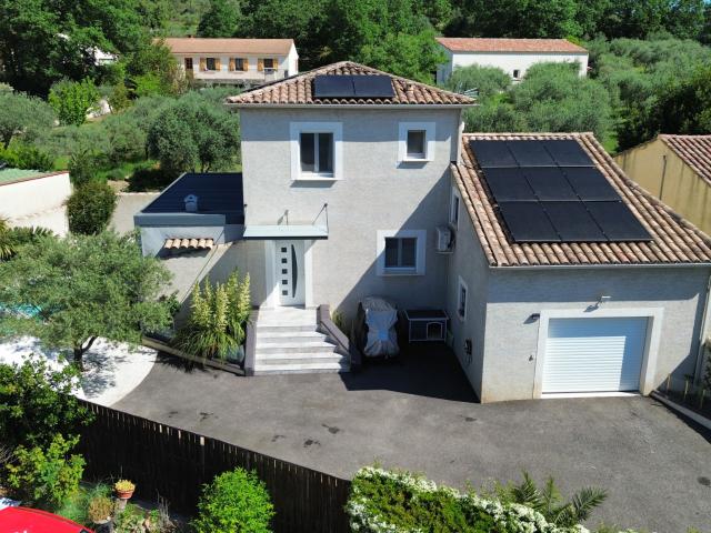 Villa moderne tout confort avec piscine et prestations de qualité