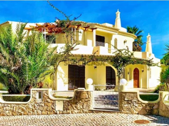 Villa Moradia T5 com Piscina Privada e Acesso Direto ao Golfe em Vilamoura