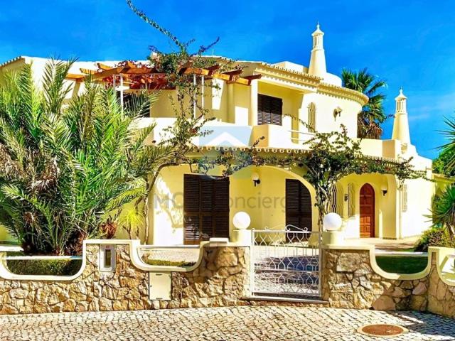 Villa Moradia T5 com Piscina Privada e Acesso Direto ao Golfe em Vilamoura