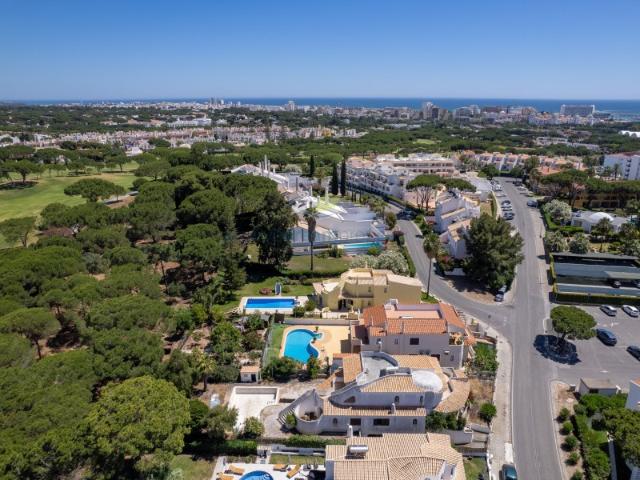 Villa Moradia T5 com Piscina Privada e Acesso Direto ao Golfe em Vilamoura