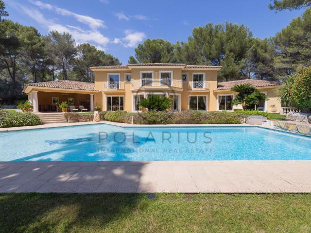 Villa Mougin dans un domaine sécurisé: immense jardin, piscine privée, cave à vin et classement énergétique de classe A