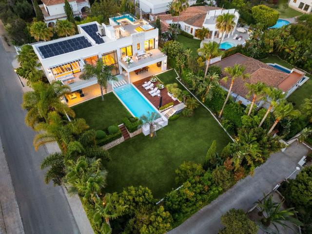 Villa Natura, Marbella Este – Villa de Lujo Galardonada con Vistas al Mar y la Montaña