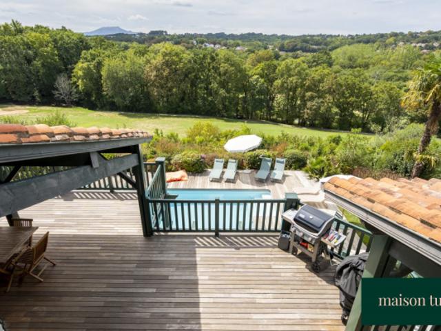 Villa Neo Basque vue sur le golf et les montagnes