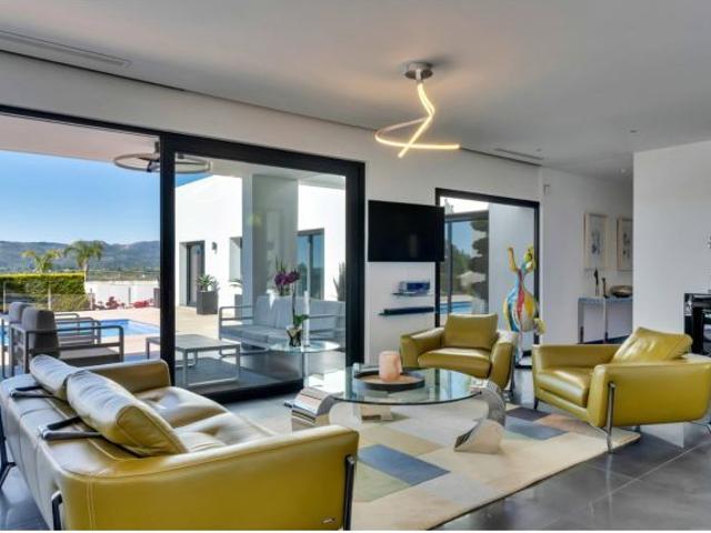 VILLA NERINA · VIDA EN UNA SOLA PLANTA FRENTE AL MONTGO EN JAVEA