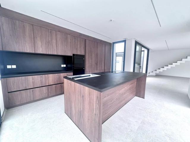 Villa neuve 4 faces avec piscine et jacuzzi