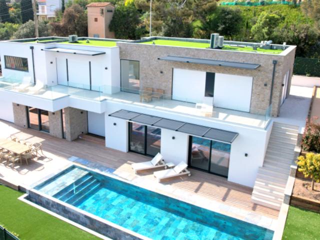 VILLA NEUVE DE 260M2 AVEC VUE MER PISCINE JACUZZI,A 300 METRES DES PLAGES DES ISSAMBRES