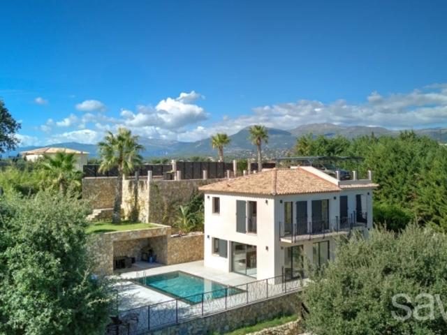 Villa neuve avec vue panoramique sur les collines