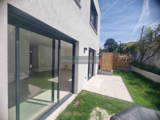 Villa neuve avec jardin & terrasse