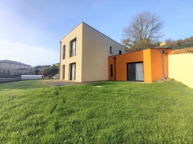Villa neuve avec piscine