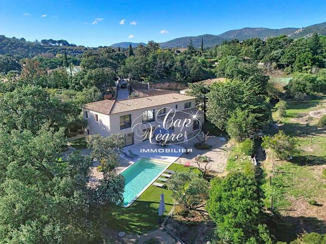 Villa Neuve Avec Piscine Et Grand Terrain Avec Collines À Ve. 243m² Le Plan de la Tour