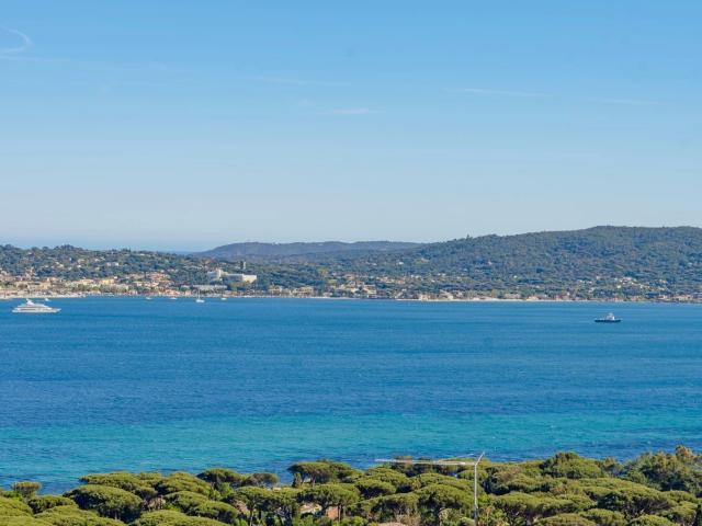 Villa neuve avec vue mer panoramique à vendre à Beauvallon 350m² Grimaud