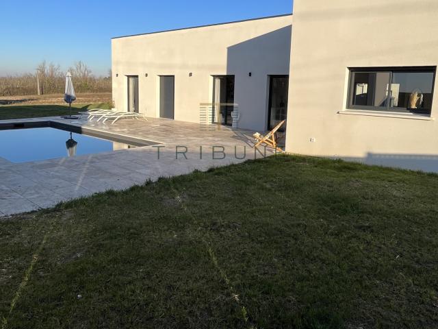 Villa neuve de standing avec piscine