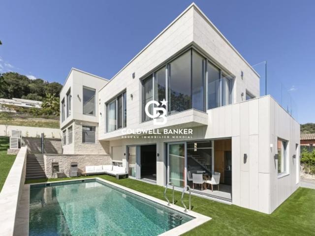 VILLA NEUVE DOMAINE CALME VUE MER PISCINE GARAGE