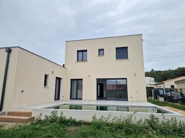 Villa neuve avec 5 chambres, frais réduits !