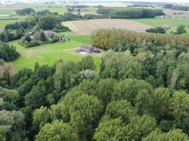 Villa neuve sise sur un emplacement privilégié