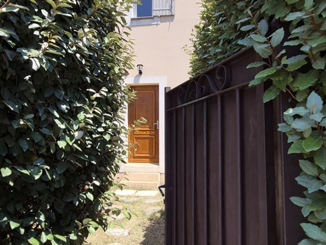 Villa non mitoyenne vue LUBERON à deux pas du centre