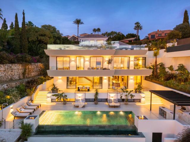 Villa Nueva con Amplias Terrazas y Vistas al Mar en Elviria. 1075m² Marbella
