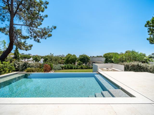 Villa nueva con piscina infinita y vistas al mar en Hacienda Las Chapas Marbella Este