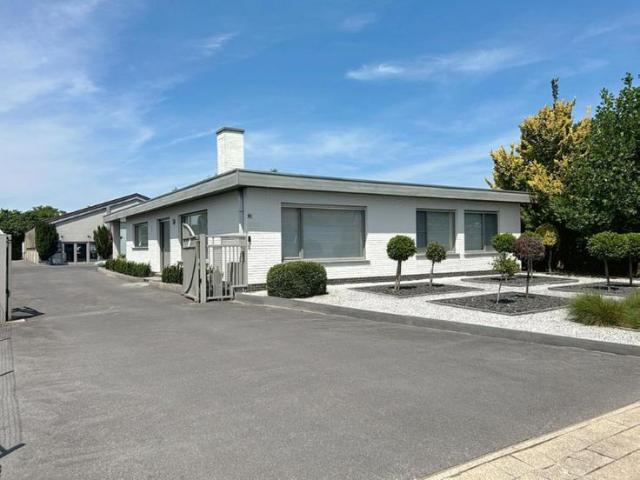 Villa op 4.837 m² met loods van 425 m²