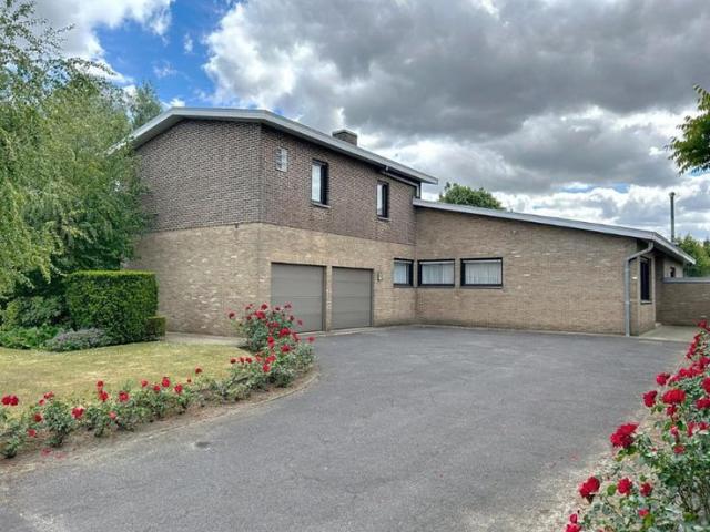 Villa op 1.220 m² met 5 slpks, dubbele garage en bureel