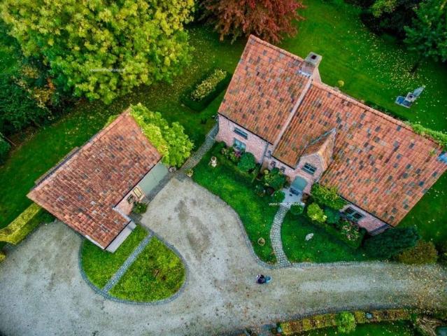 Villa op +/ 3.000 m² met bijgebouw in landelijke omgeving