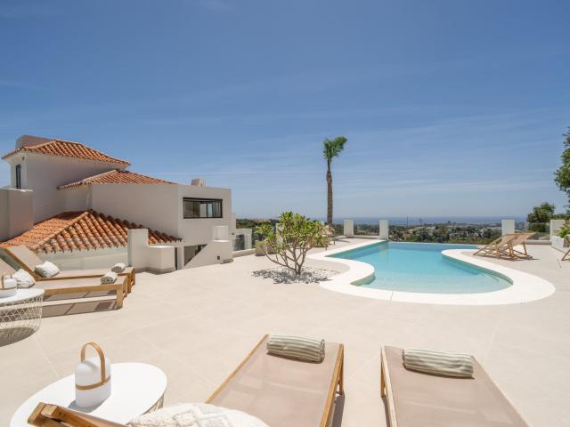 Villa orientada al sur con magníficas vistas al mar y a la m. 743m² Marbella