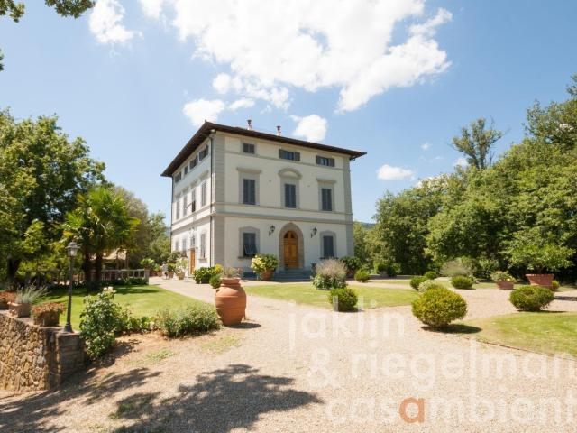 Villa Padronale con parco, piscina, oliveto e vista panorami. 740m² Montevarchi