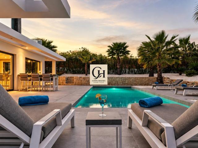 VILLA PALMIRA · LUZ, DISEÑO Y PRIVACIDAD EN MONTE OLIMPO JAVEA