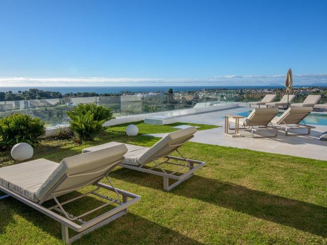 Villa Paraíso — Villa Contemporánea de Lujo con Vistas Panorámicas al Mar, Golf y Montaña