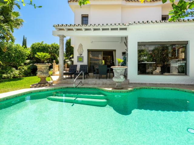 Villa pareada con encanto y piscina privada en el prestigios. 212m² Marbella