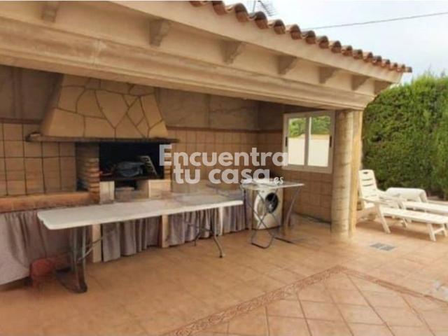 Gran Villa Pareada en el Centro de Alfaz del Pi – Con Piscina Privada, Vistas Abiertas y Garaje Diáfano de Gran Capacida